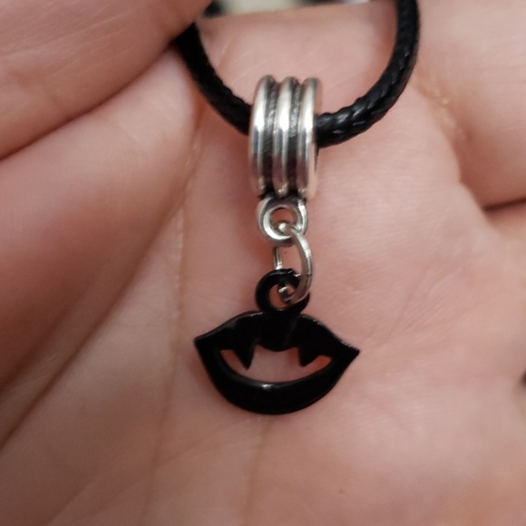 NWT Black Red Vampire Fangs necklace - Picture 6 of 7